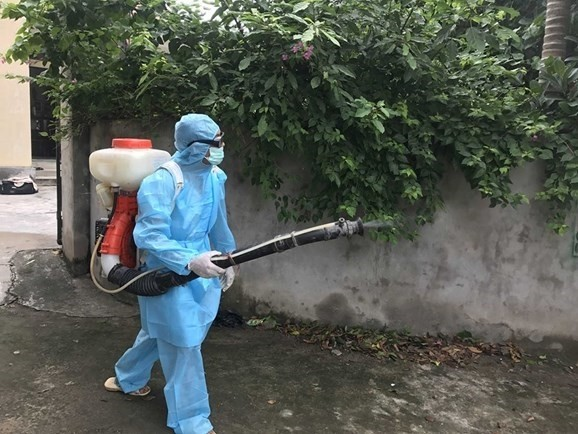 Phun hóa chất diệt muỗi để phòng chống sốt xuất huyết tại Hà Nội. Ảnh: TL 