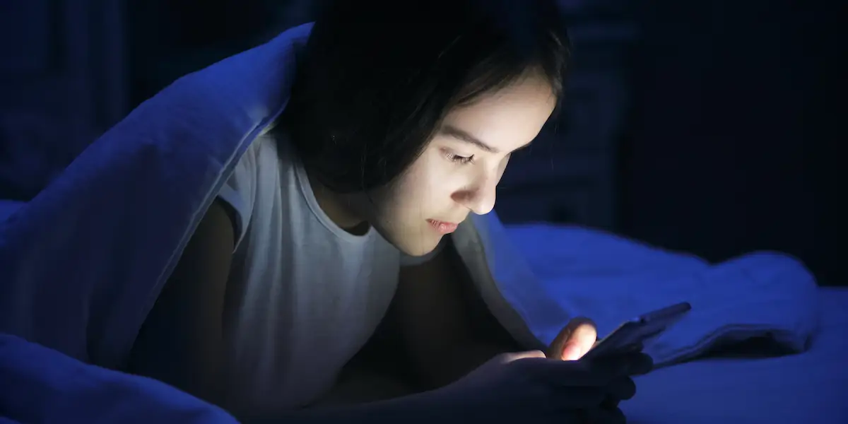 Sử dụng điện thoại trước khi ngủ có làm ta khó ngủ?