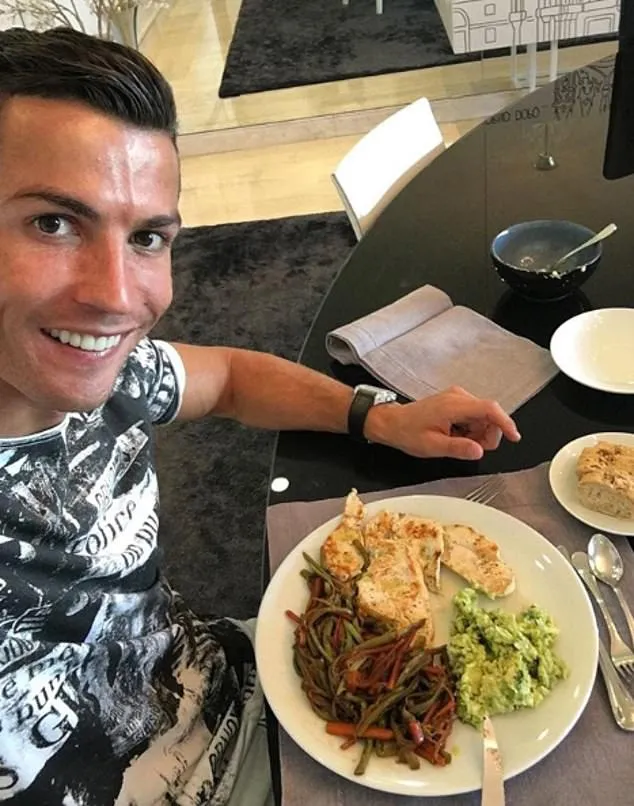 Cristiano Ronaldo chia sẻ một bữa ăn thường ngày của anh trên mạng xã hội