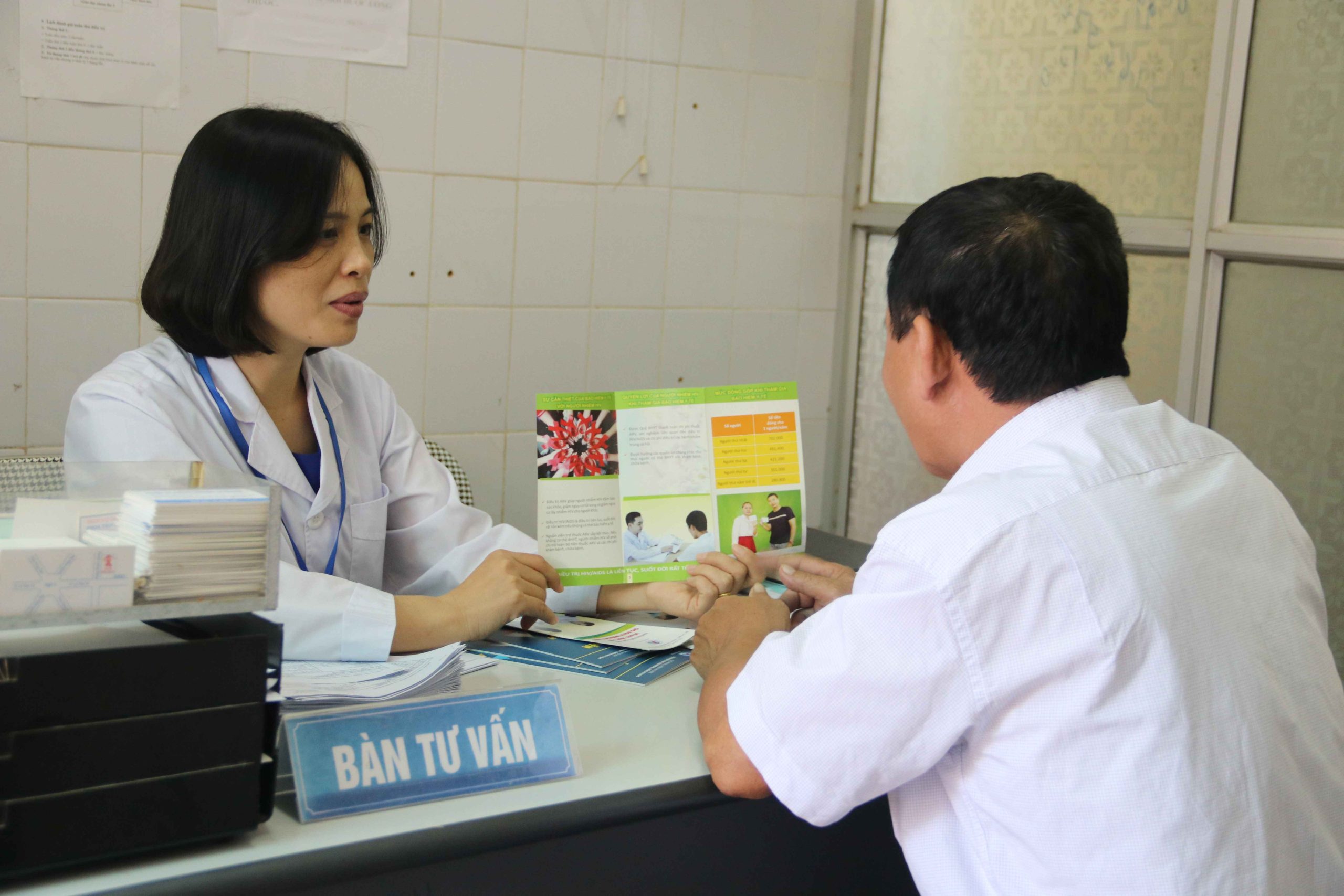 Tuy nhiên, các nhà khoa học cảnh báo rằng việc chữa khỏi HIV qua ghép tế bào gốc không thể áp dụng rộng rãi vì các rủi ro