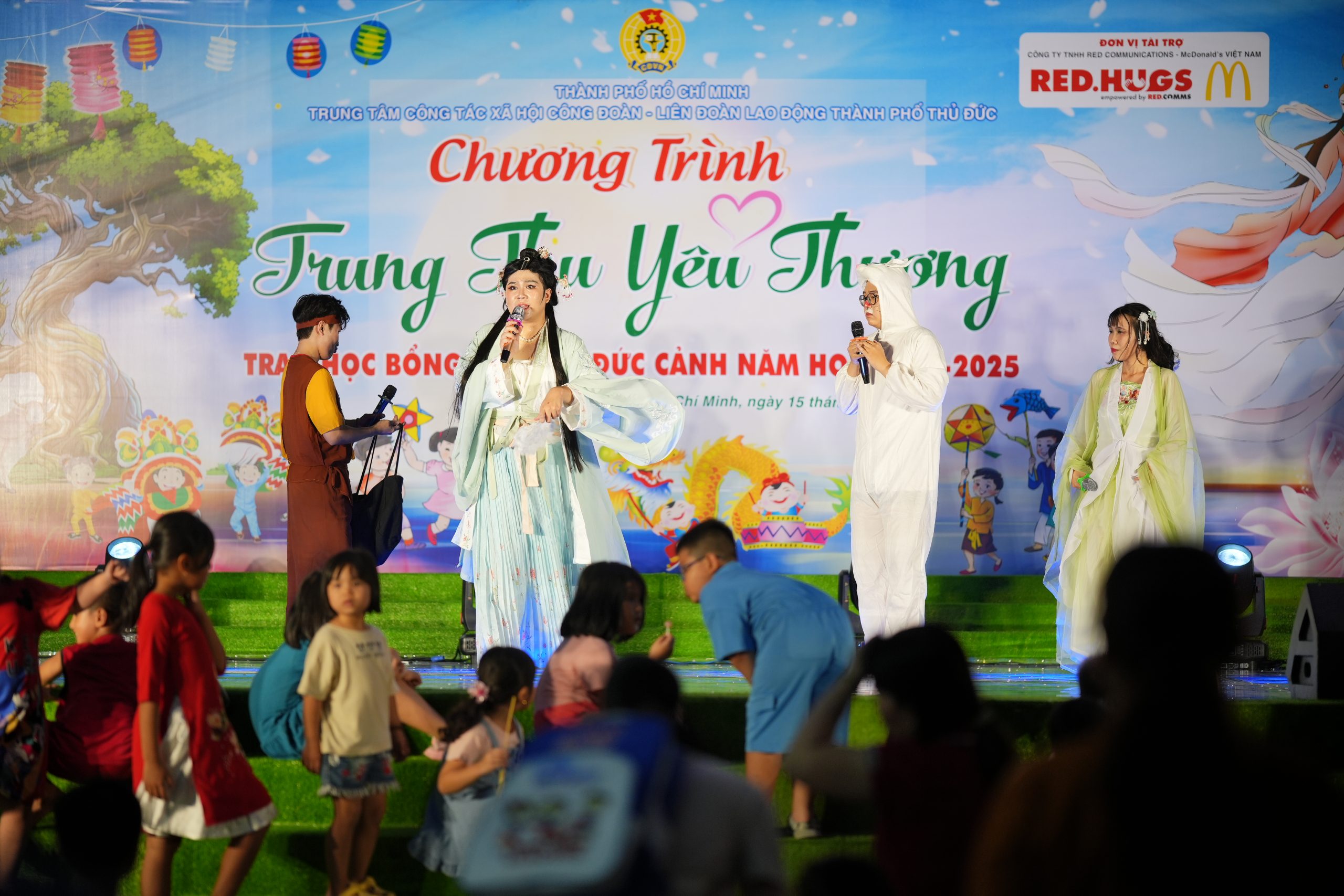 Tiết mục kịch "Thỏ Ngọc đâu rồi" của tập thể công ty Red Communications nhận được đông đảo sự ủng hộ của các bé thiếu nhi