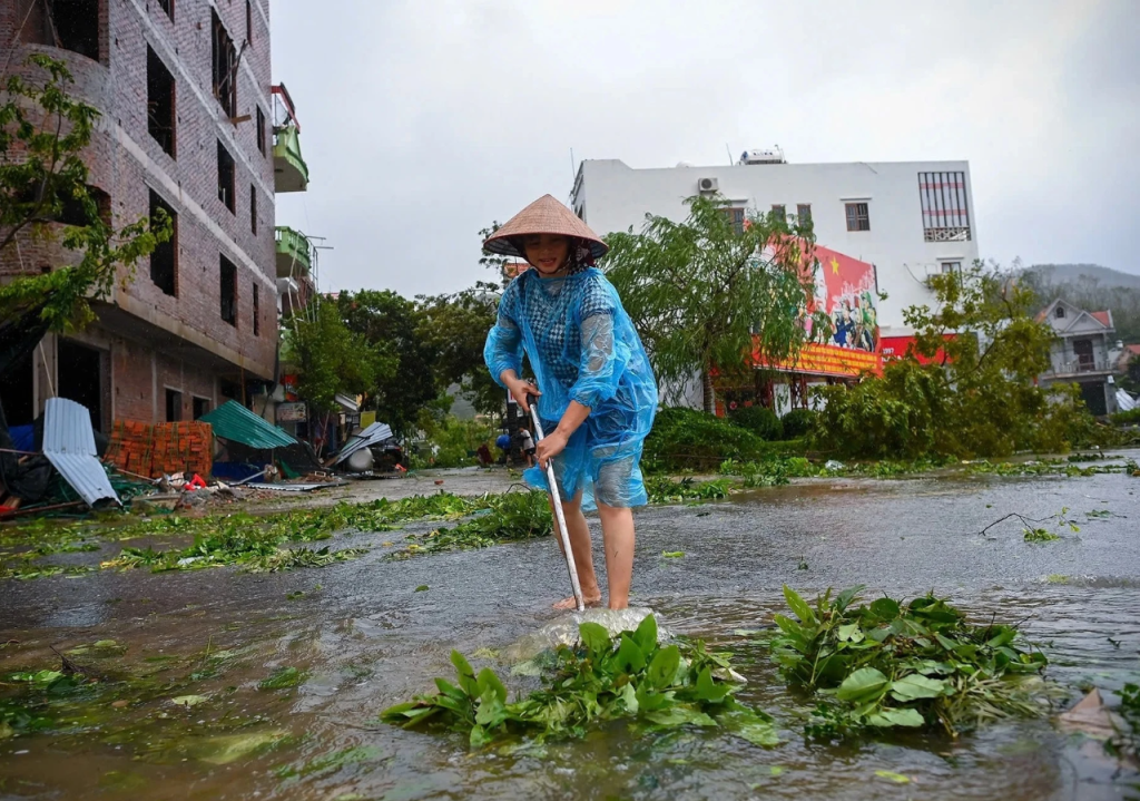 Người dân tại Vân Đồn, Quảng Ninh dọn dẹp nhà cửa, đường phố hôm 8/9, sau khi bão Yagi đi qua.