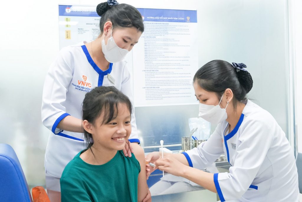 Nhiều gia đình đưa con em đi tiêm vaccine sốt xuất huyết