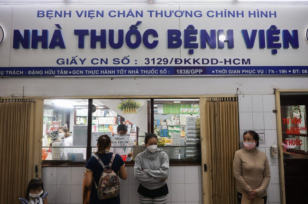 Người dân đến khám bệnh, mua thuốc tại bệnh viện Chấn thương Chỉnh hình TP HCM