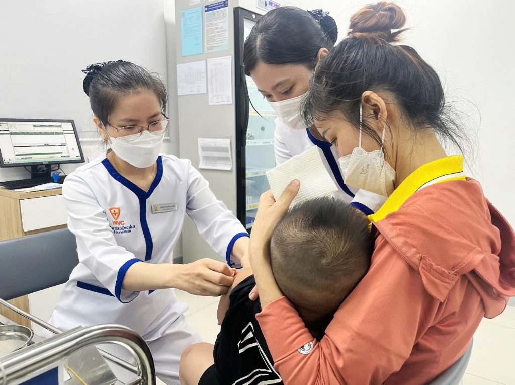 Tiêm vaccine sởi là biện pháp tốt nhất chủ động phòng bệnh sởi