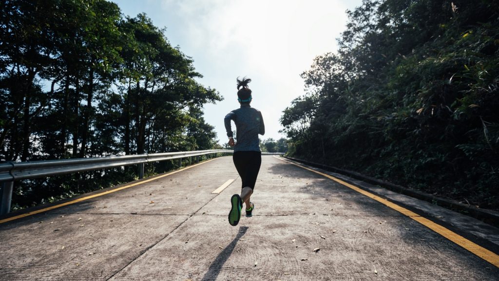 Các bài tập interval, tempo, hoặc "fartlek" đều rất hữu ích