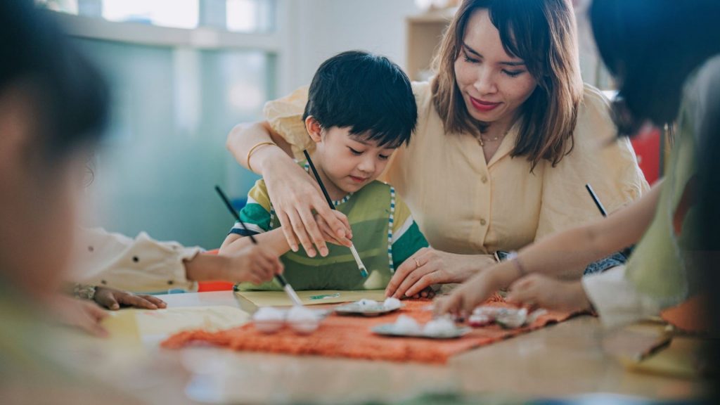 Nuôi dưỡng, định hướng, xoa dịu,... phát triển người học là những vai trò của thầy cô mà AI không thể thay thế