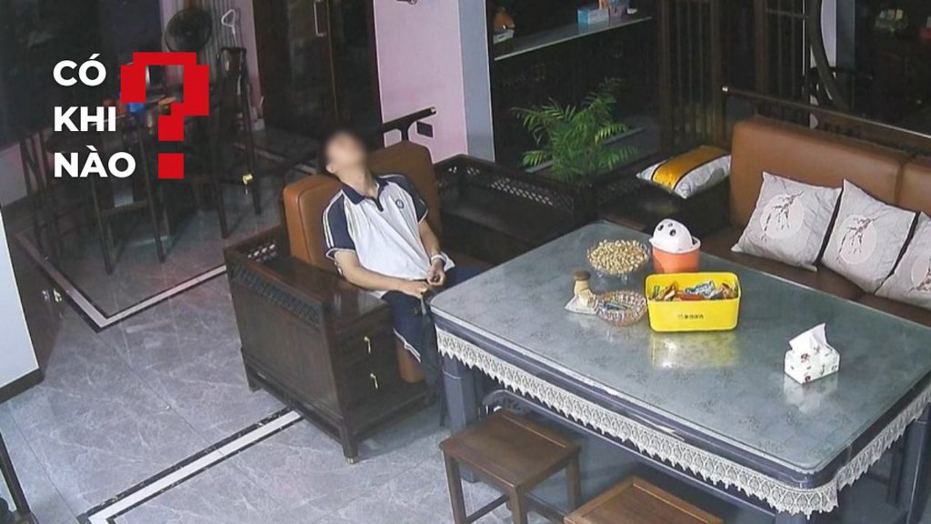 Hình ảnh nam sinh bần thần sau ngày học kéo dài từ 6 giờ sáng đến 11 giờ đêm được người mẹ lan tỏa gây xôn xao cộng đồng mạng