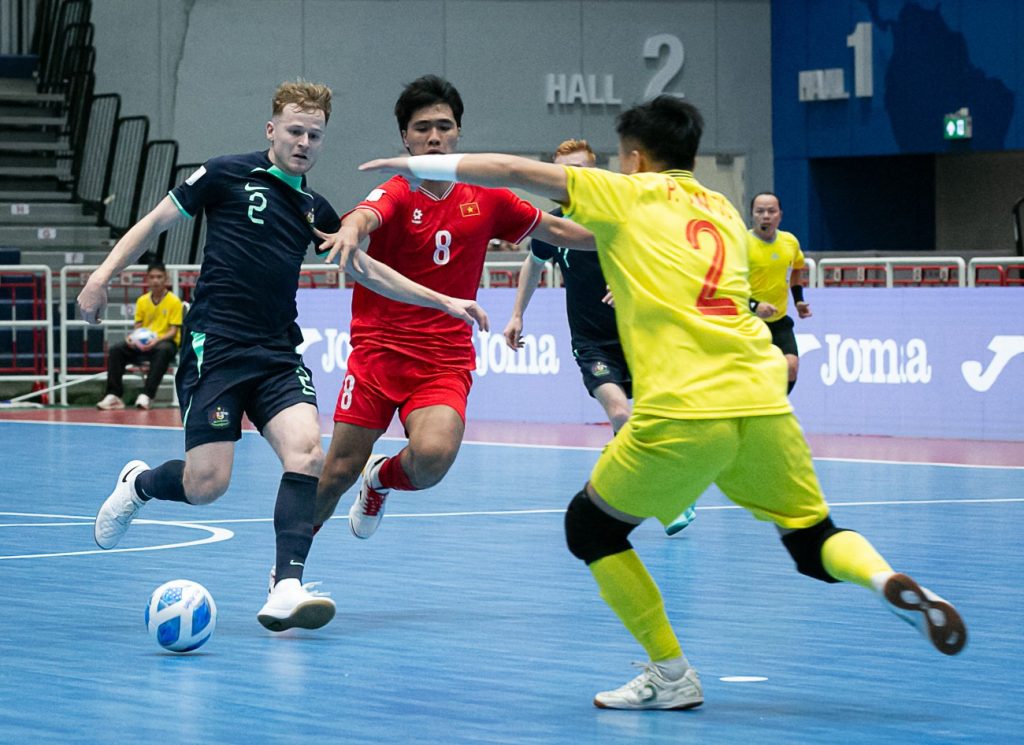 Australia (trái) ba lần dẫn trước nhưng thua Việt Nam 4-5 ở bán kết futsal AFF Cup 2024