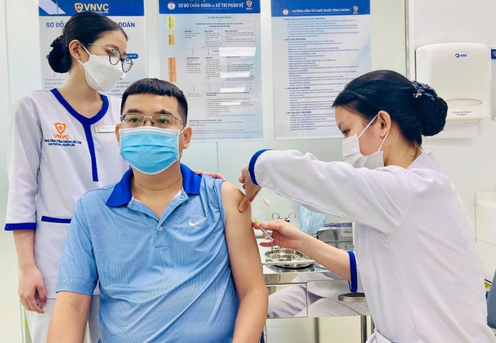 Người lớn tiêm vaccine sốt xuất huyết tại VNVC