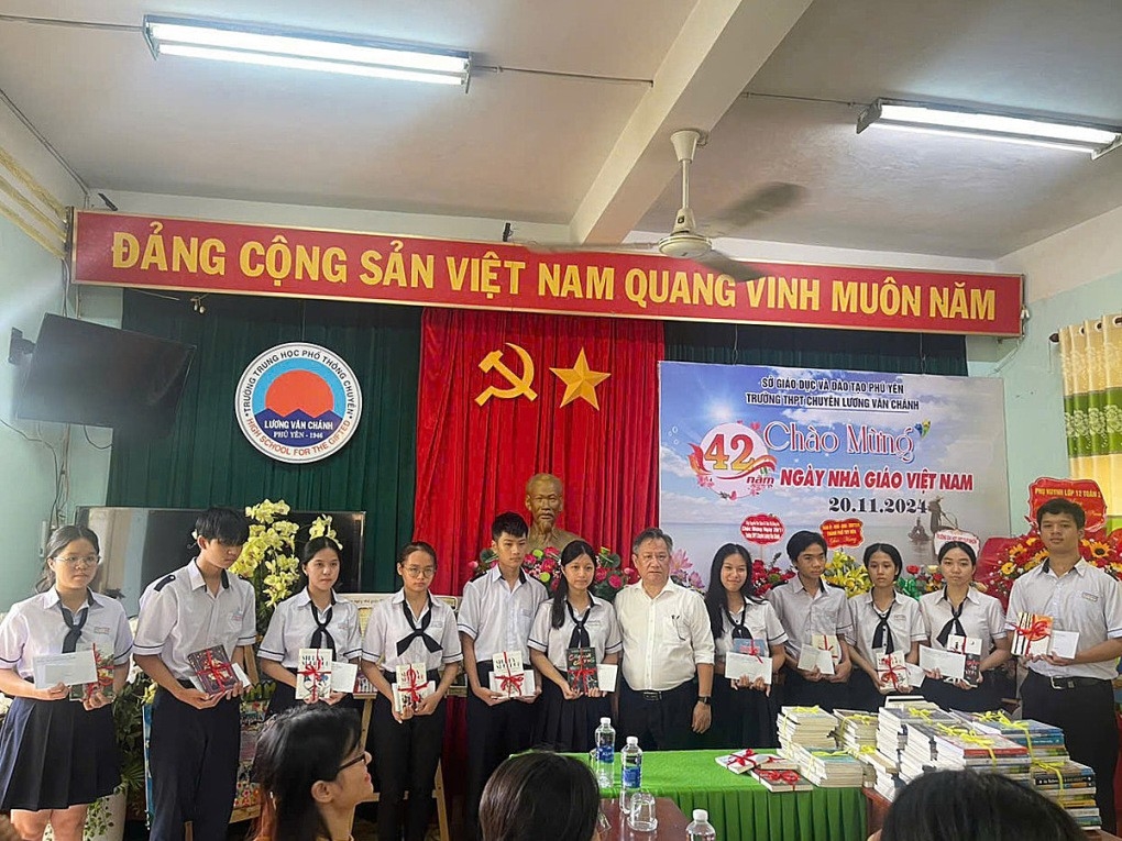 Thầy hiệu trưởng tặng sách cho học sinh trường THPT Chuyên Lương Văn Chánh nhân dịp 20/11. Ảnh: Nhân vật cung cấp