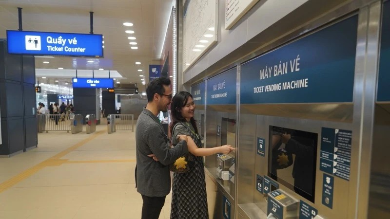 Máy bán vé tại các nhà ga của tuyến Metro Bến Thành-Suối Tiên. Giai đoạn đi miễn phí khách sẽ được Mastercard phát thẻ đi tàu. (Ảnh: THẾ ANH)