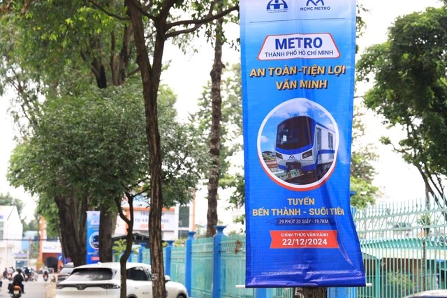 Băng rôn thông báo ngày metro số 1 vận hành chính thức được treo dọc khắp khác tuyến đường