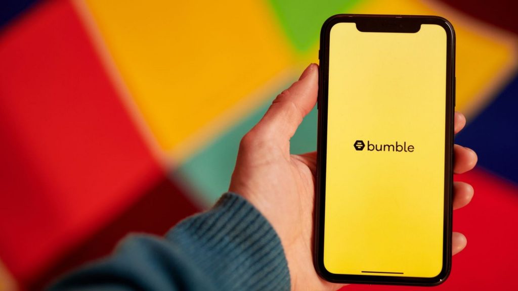 Bumble là ứng dụng hẹn hò có thể dùng miễn phí hoặc nâng cấp thuê bao để thêm tính năng, tập trung vào việc trao quyền cho phụ nữ trong quá trình hẹn hò