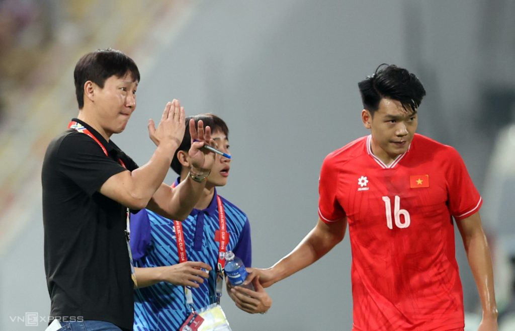 HLV Kim Sang-sik mong cầu thủ không thỏa mãn với ASEAN Cup