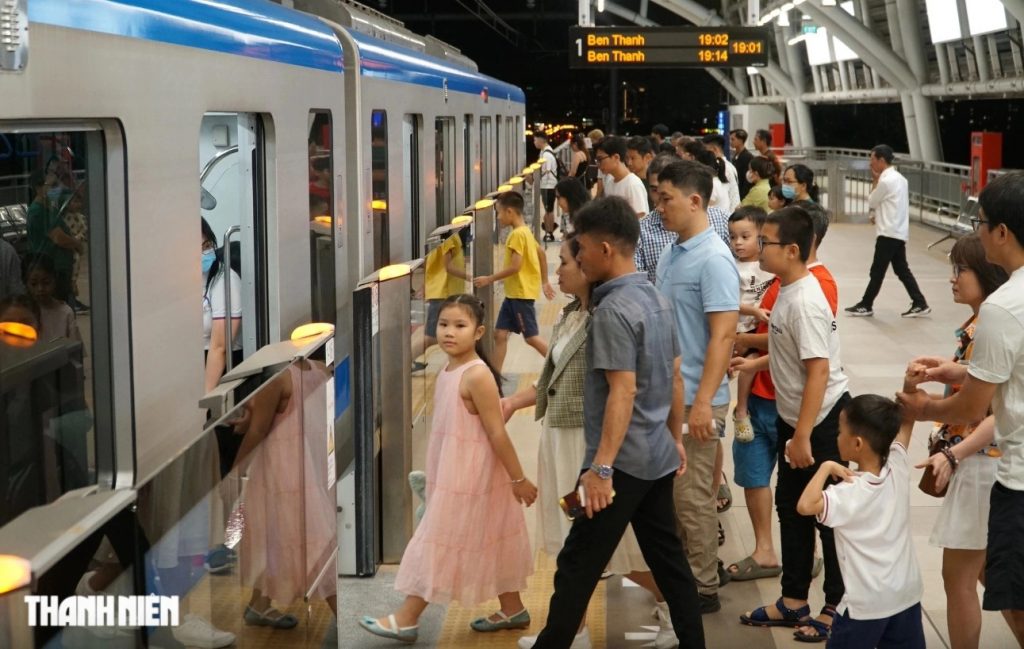 Chuyện lần đầu tiên xuất hiện: Người dân ‘ùn ùn’ lên metro vào trung tâm TP.HCM đón giao thừa