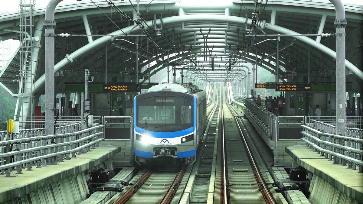 Đoàn tàu metro tuyến Bến Thành - Suối Tiên chạy qua nhà ga Đại học Quốc gia - Ảnh: T.T.D