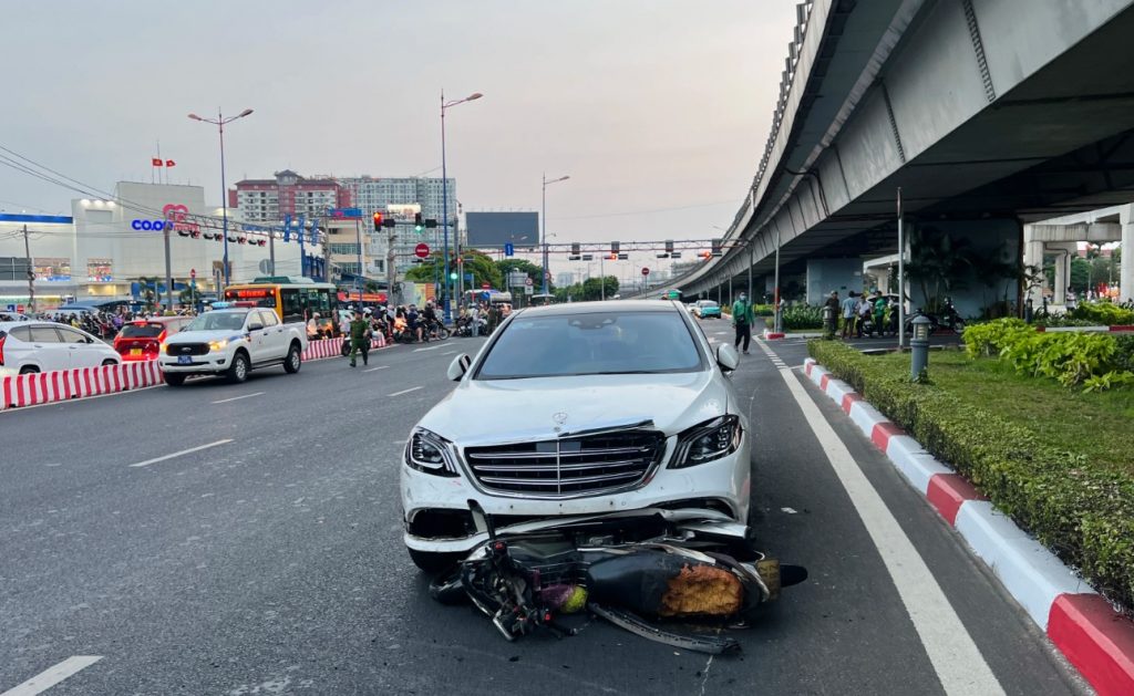 Vụ ô tô Mercedes tông 10 xe máy ở TPHCM: Một nữ sinh đã tử vong