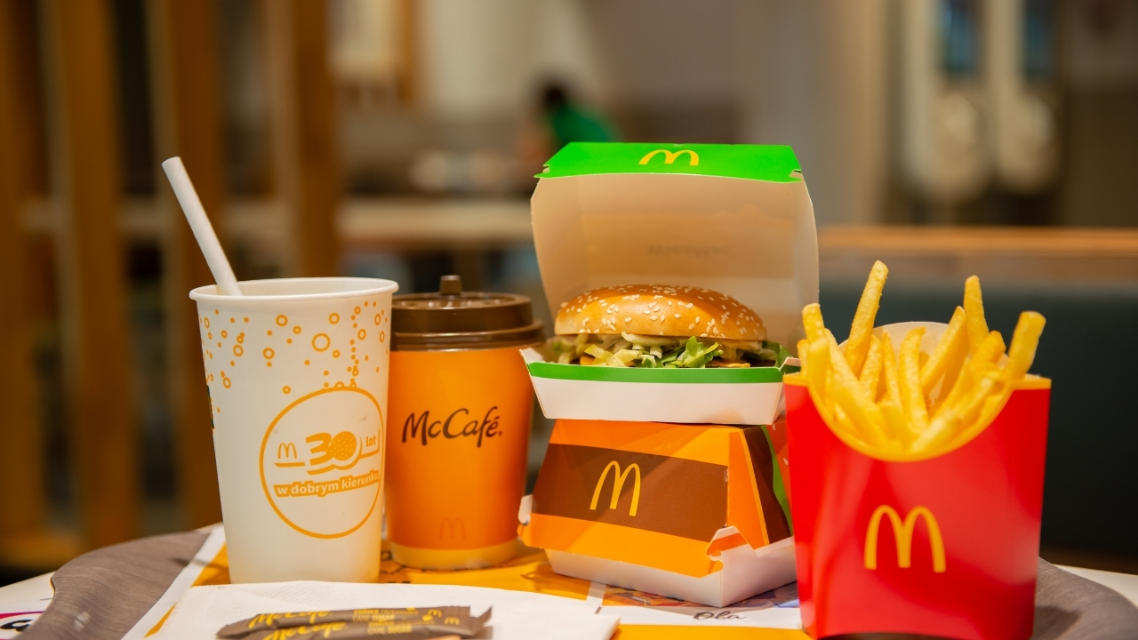 McDonalds-tuyen-dung-375000-nhan-vien