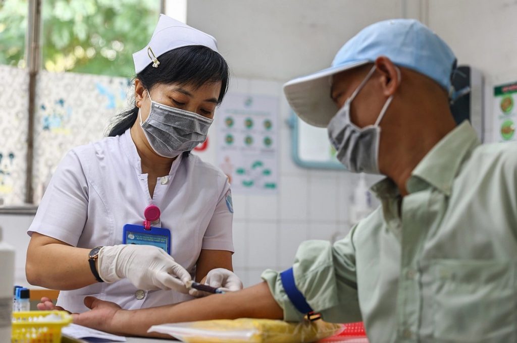 Ca Covid-19 tăng nhẹ, TP HCM khuyến cáo đeo khẩu trang nơi đông người